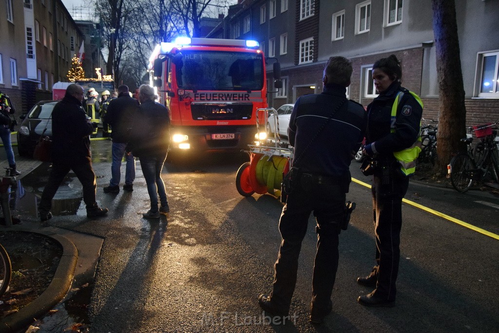 Feuer 2 Y durch Weihnachtsbaum  Koeln Ehrenfeld Alpenerstr P16.JPG - Miklos Laubert